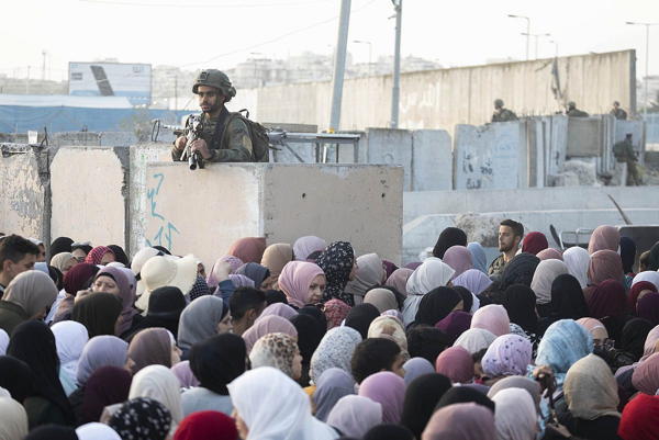 Palestinians wait to cross Qalandiya checkpoint 600